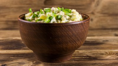 Картофена салата с грах и див чесън