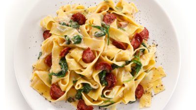 Фетучини с чоризо и спанак