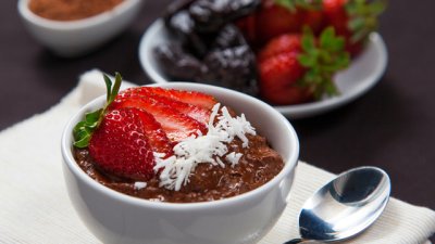 Мус с авокадо, ягоди и какао 