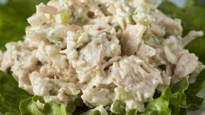 Салата с пилешко, краставички и дресинг