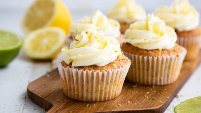 Лимонови къпкейкове с топинг