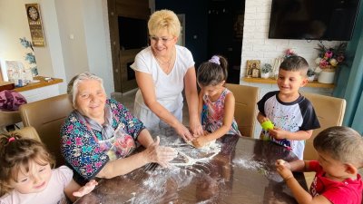 Майката на Николина Чакърдъкова учи правнуците да месят питки