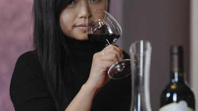 Как правилно да сервираме вино?