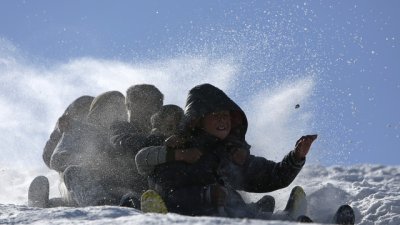 Зимни игри и забавления за деца и родители