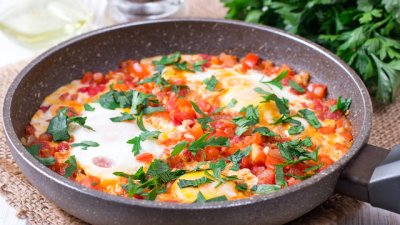 Яйца на тиган с наденица и сирене бурата