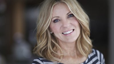 Актуални прически за дами със сребро в косите