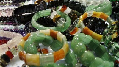 Коледна изложба-базар на минерали и скъпоценни камъни в музея „Земята и хората“