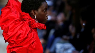 Обем и капси в колекцията на Alexander McQueen 