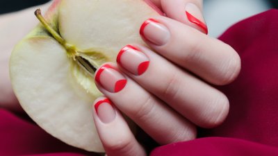 Червен френски маникюр – топ тренд за есен 2025