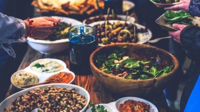 Салата „Ропотамо“ с печена скумрия