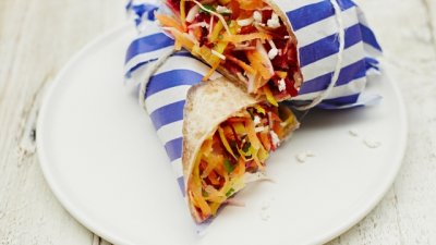 Салата „Дъга“ в питка от Джейми Оливър 