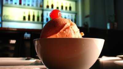 Десерт със сладолед и козунак