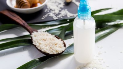 Как да си направите оризова вода за бърз растеж на косата