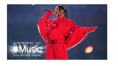 Риана бременна и с бляскаво шоу на Super Bowl 2023