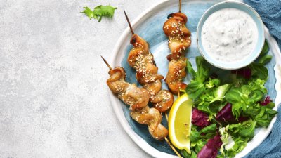Пилешко сувлаки с дзадзики