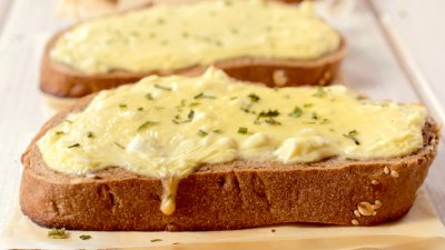 Препечени филийки с чесново масло и сирене гауда