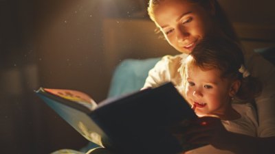 Четенето на приказки и важните уроци за децата