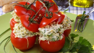 Салата с риба тон и артишок в домат