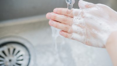 Кой е най-хигиеничният начин да изсушите ръцете си?