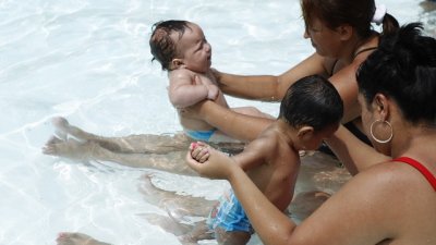 Бебето и неговите първи часове в плувния басейн