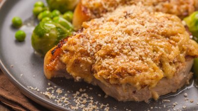 Хрупкави свински котлети с пресни билки