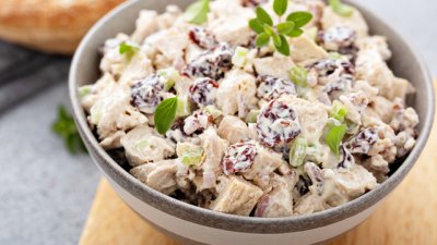 Пилешка салата с целина, сушени домати и лук