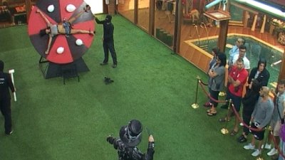 Лияна става мишена за хвърляне на ножове