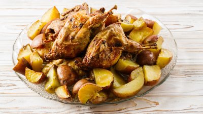 Печено пиле с червени картофи и лук