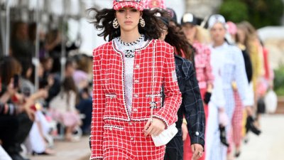 Ярки цветове, десени и красиви аксесоари в круизната колекция на Chanel