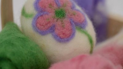 Как да си направим великденски яйца с „филцване с игла“?