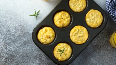 Солени мъфини с кайма, яйца и кашкавал 