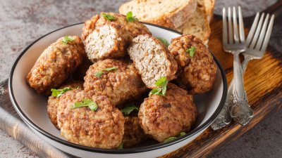 Пилешки кюфтета с кисело мляко