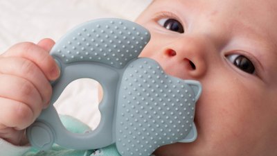 Няколко начина да облекчите болките от никнещи зъби на бебето