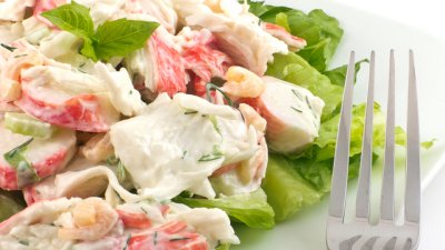 Салата от рулца от раци с майонеза