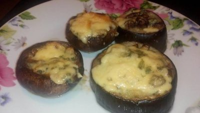 Гъби с масло, чесън и синьо сирене