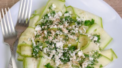 Салата от тиквички с козе сирене