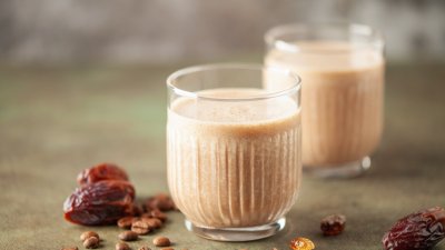 Шейк с фурми и тахан бори анемията