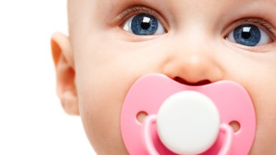 Биберонът или палецът – защо сученето е полезно за бебето?