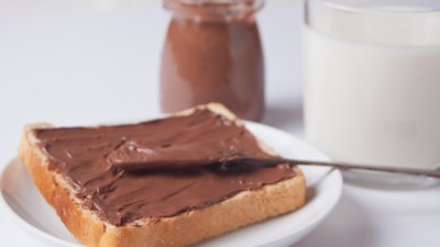 Домашен шоколад с бадеми и кокос