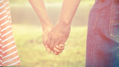 Какви сте в любовта според това как държите половинката си