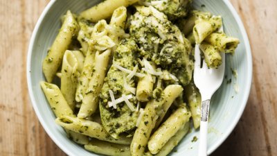 Пикантна паста с пиле и песто 