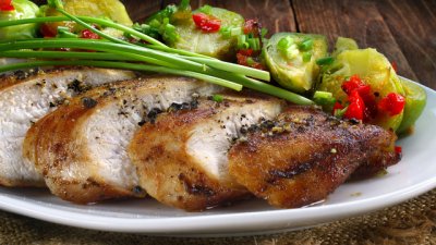 Мариновано пилешко с брюкселско зеле