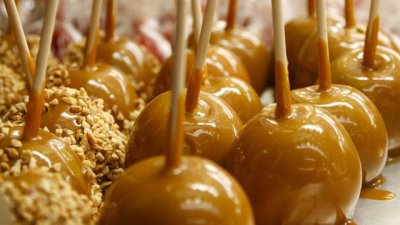 Карамелени ябълки на клечка 