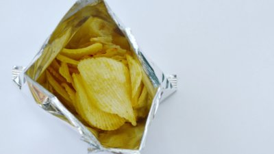 Истинската причина пакетите с чипс да са наполовина празни