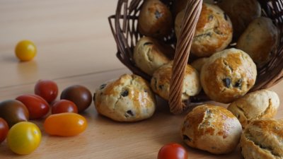 Видео рецепта: Содени питки с маслини и мащерка