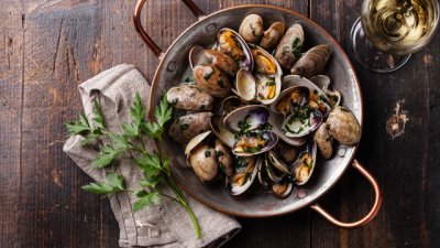 Класически пикантни задушени миди