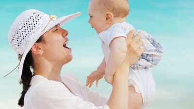 Нормално ли е бебето да ака след всяко кърмене?