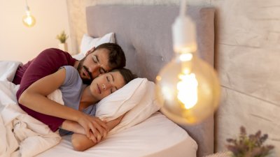 Ако искате да подобрите връзката си, променете начина, по който спите