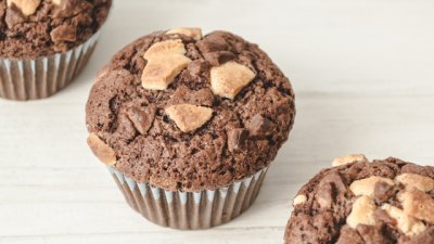 Шоколадови мъфини с парченца бял шоколад