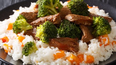 Телешко с броколи и джинджифил на тиган